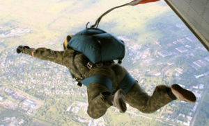 Как бойцы ВДВ прыгают свой первый прыжок: видео с самолета