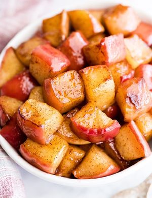 Простейший рецепт осеннего десерта: беру яблоки и жарю их на сковороде