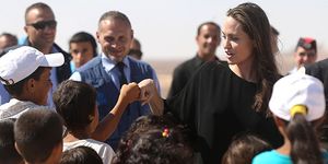 Анжелина Джоли спровоцировала скандал, навестив детей-беженцев без нижнего белья