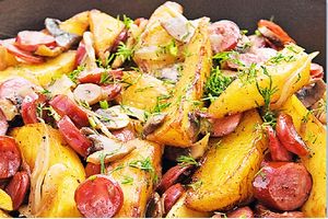 Вкусный ужин: картошка, сосиски и чесночный маринад