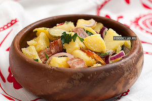Картофельный салат с красным луком