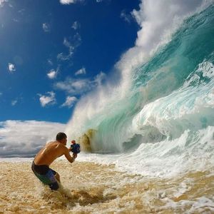 Вот как фотографы снимают гигантские волны на пляже