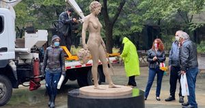 В Нью-Йорке установили статую Медузы Горгоны с отрубленной головой Персея
