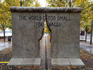 Фрагмент Берлинской стены в Москве