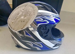 Берегите голову: пострадавшие в авариях поделились фотографиями шлемов, спасших им жизнь
