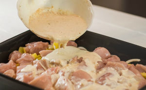 Кладем ингредиенты поверх картошки и ставим в духовку, а пока готовится, можно заниматься другими делами