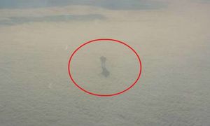 «Огромный инопланетянин» в облаках