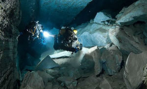 Камера погрузилась в подводный мир Ординской пещеры. Она считается самой крупной в мире