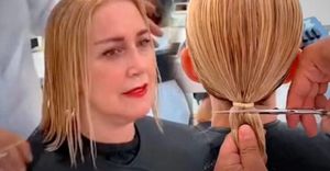 Женщина обратилась к стилисту, чтобы сделать модную стрижку для тонких волос