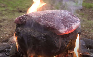 Жарим мясо на камне. Валуном заменили мангал и кладем на него сразу 2 килограммовый кусок