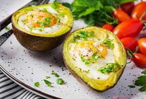 Полезный завтрак на двоих: запеченное авокадо с яйцом и тостами