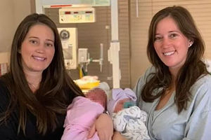 Сестры-близнецы родили дочерей в свой день рождения