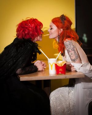 Любовь и бургеры: как пара лесбиянок сыграла свадьбу в «Макдоналдсе» в обход карантина