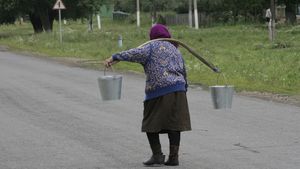 "Забирайте ваши банки": Бабушка растрогала соседей неожиданным подарком