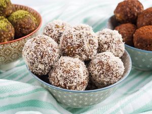 Энергетические шарики — диетический десерт с кокосовыми хлопьями