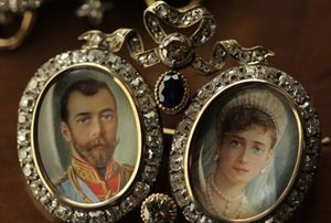 Откуда у британской королевы Елизаветы II тиара из потерянных фамильных сокровищ Романовых