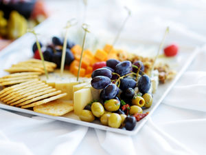 Закуски с оливками и маслинами: 4 лучших рецепта к новогоднему столу