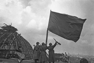 Группа капитана Макова: кто первым установил красное знамя над Рейхстагом