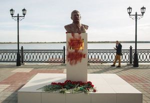 Памятник Сталину облили краской
