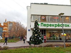 В Москве стали наряжать елки