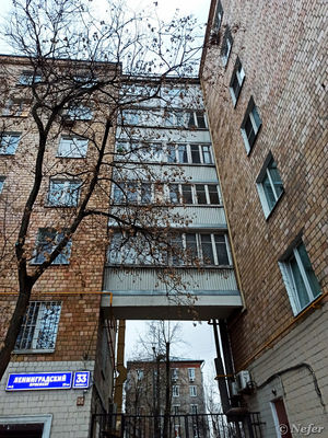 Дом с необычными балконами на Ленинградском проспекте