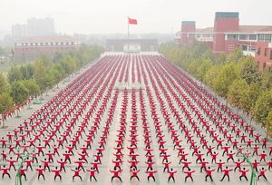 Почему в Китае толпа — это не угроза, а искусство