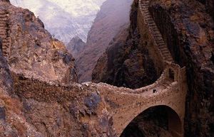 Хрупкий мост на высоте 2 тыс. метров, который не ломается более 300 лет