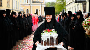 В каких условиях живет знаменитая игуменья Покровского женского монастыря, игуменья Феофания, которая ездит на Мерседесе за 9,5 млн