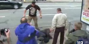 В Киеве избили гражданина РФ, пришедшего голосовать в посольство (видео)