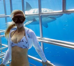 Красавица и чудовища: как смелая модель с Гавайев спасает белых акул