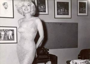 «Голые» платья звезд: самые скандальные наряды знаменитостей в истории от Мэрилин Монро и Барбры Стрейзанд до Бейонсе и Мадонны