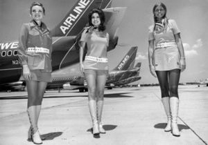 Короткие шорты и сапоги на шпильке: почему стюардессы носили откровенную униформу в 1960-70-х годах