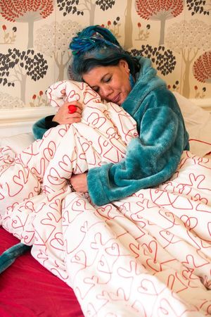 Теплые отношения: женщина выходит замуж за одеяло