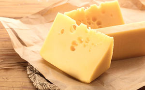 Сохраняем сыр свежим надолго от высыхания. Намазываем маслом или кладем в морозилку