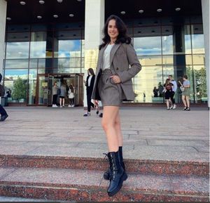 Поклонников восхитила Алина Загитова в мини-юбке: «Самая красивая студентка!»