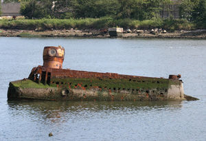 Что за необычная подводная лодка стоит брошенной посреди залива
