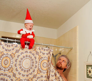 Пользователей Сети покорила милая рождественская фотосессия малыша, похожего на эльфа