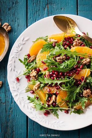 Зимний салат с апельсинами - идеальный вариант для обеда или ужина