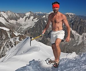 «Ледяной человек» Вим Хоф, покоряющий горы в одних шортах