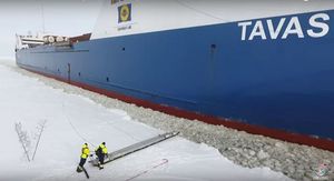 В Сеть попало видео, снятое дроном, как финский моряк садится на корабль на полном ходу