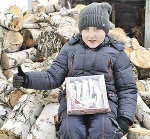 Мальчик из Курганской области попросил у Деда Мороза машину дров на зиму, чтобы дома было тепло