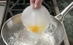 Готовим яичницу без лишнего масла в пакете: обходимся без сковородки и варим в ковшике