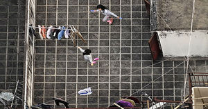 Француз подглядывает за жителями Гонконга на крышах небоскребов