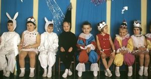 «Все девочки снежинки, а мальчики клоуны»: детские костюмы новогодних утренников 90-х