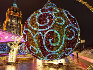 Москва в новогоднюю ночь. Небоскреб поздравляет :)