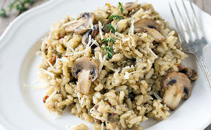 Варим рис с бульоном, а потом добавляем грибы: гарнир стал ризотто и теперь можно есть без мяса
