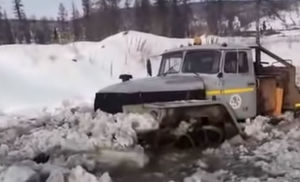 Урал 6х6: вездеход пробивается через непроходимый сибирский зимник. Видео
