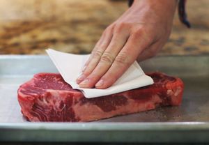 Как при помощи бумажных полотенец добиться идеальной корочки на мясе, или 7 полезных хитростей на кухне