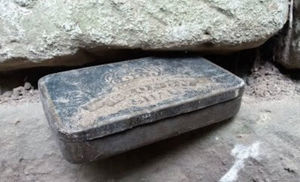 Коробку спрятали между камнями полвека назад: черные копатели заметили в стене металлический ящик