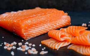 Рыба стала нежнее масла: проверенный способ засолки семги, форели и лосося